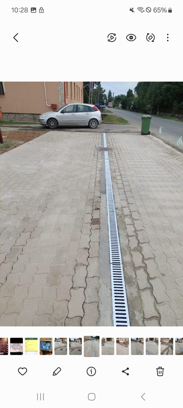 Köztéri térkövezés hosszú elvezető csatornával